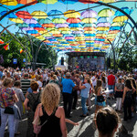 Tańczący mieszkańcy w różnym wieku, w tle: scena
