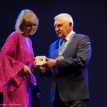 Prezydent Tadeusz Truskolaski wręcza Nagrodę Artystyczną Monice Dryl