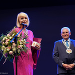 Monika Dryl przemawia na scenie