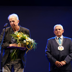 Stanisław Ostaszewski przemawia na scenie