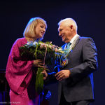 Prezydent Tadeusz Truskolaski wręcza Monice Dryl kwiaty