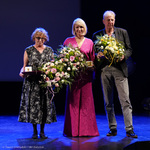 Agnieszka Sadowska, Monika Dryl i Stanisław Ostaszewski pozują do wspólnego zdjęcia na scenie