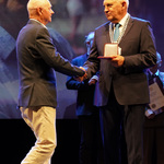Prezydent Tadeusz Truskolaski gratuluje Ryszardowi Karalusowi wyróżnienia „Urbi Meritus – Zasłużony Miastu”