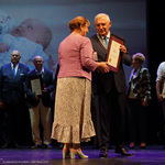 Prezydent Tadeusz Truskolaski gratuluje Teresie Markowskiej wyróżnienia „Urbi Meritus – Zasłużony Miastu”