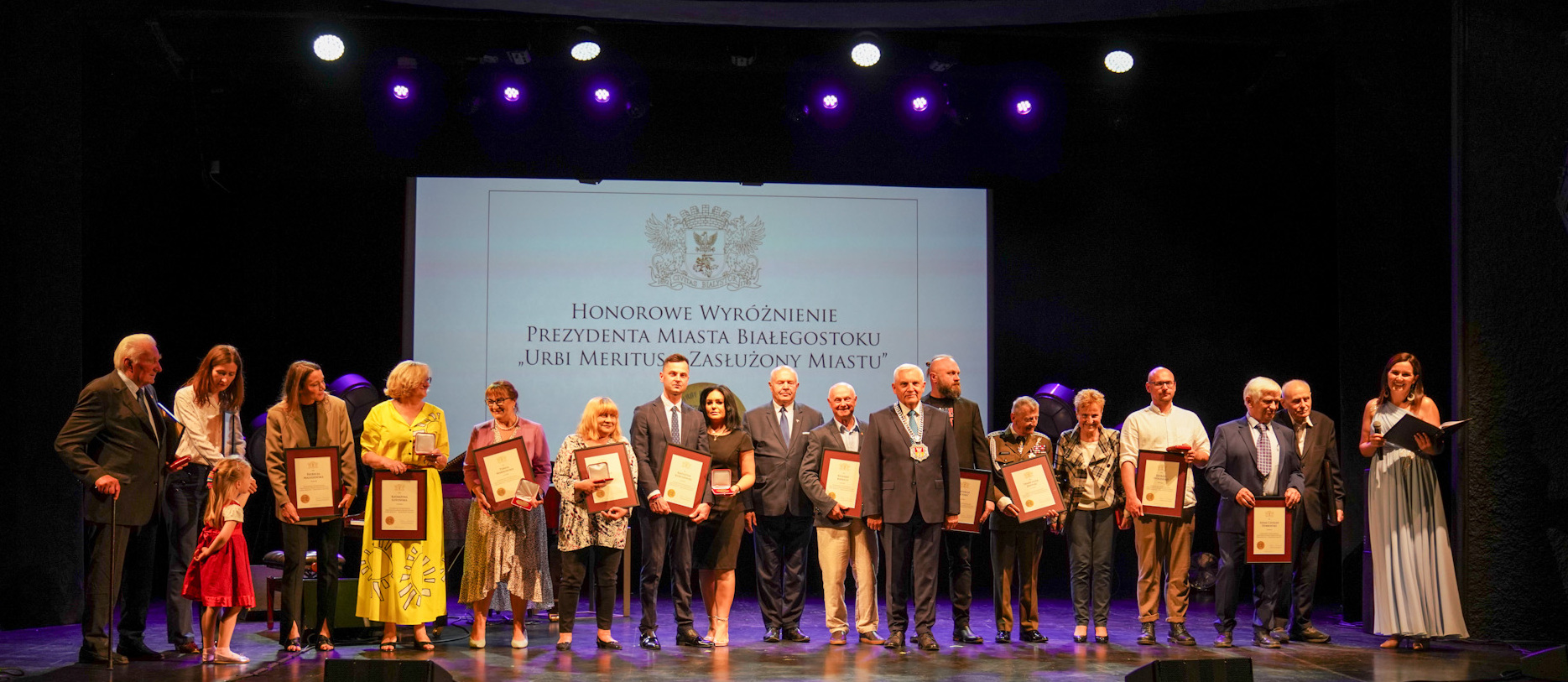 Wyróżnieni „Urbi Meritus – Zasłużony Miastu” i prezydent Tadeusz Truskolaski na wspólnym zdjęciu
