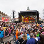 Widok na scenę i publiczność zgromadzoną na koncercie na Rynku Kościuszki