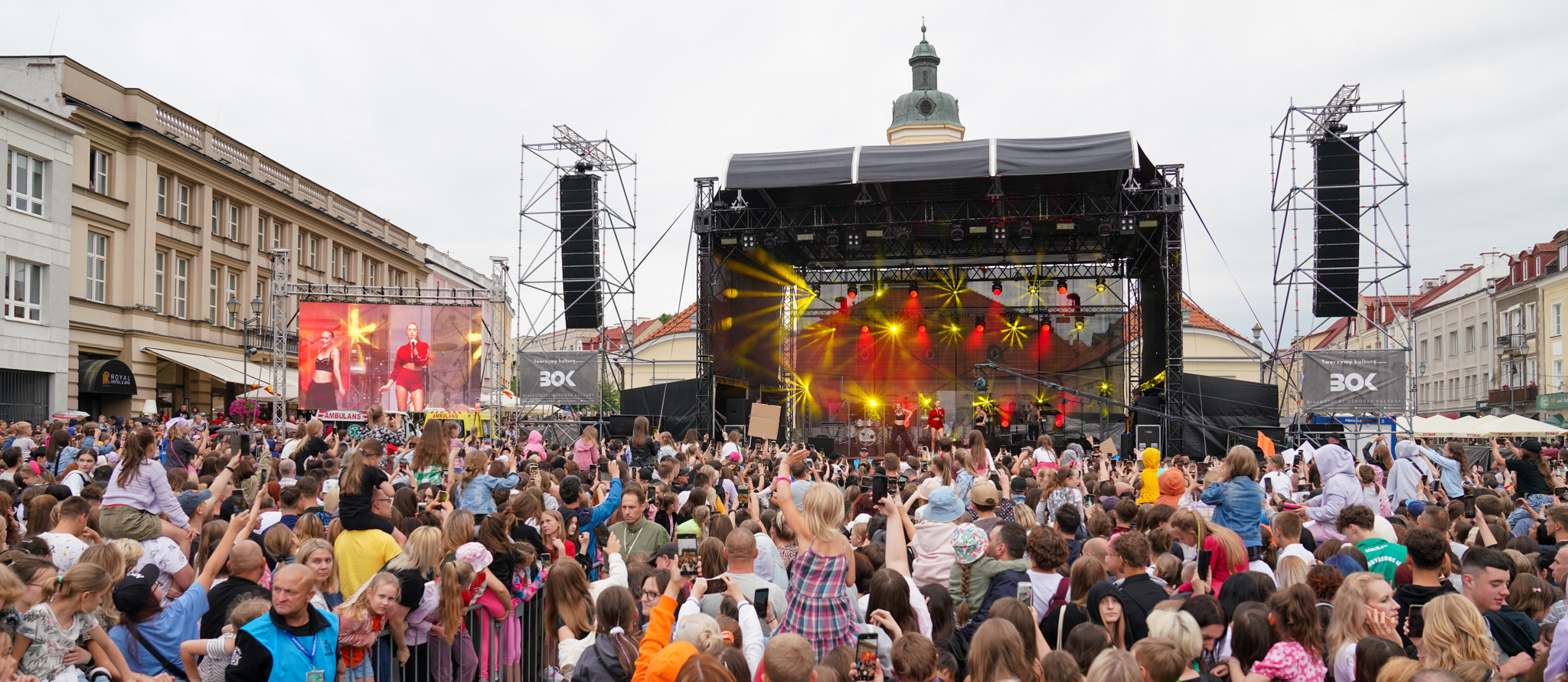 Widok na scenę i publiczność zgromadzoną na koncercie na Rynku Kościuszki