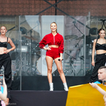 Wokalistka Blanka Stajkow stoi na scenie