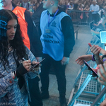 Wokalistka Viki Gabor rozdaje autografy