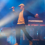 Wokalista Igor Herbut śpiewa na scenie