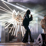 Wokalistka Michał Szpak śpiewa na scenie