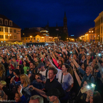 Mieszkańcy świecą latarkami na koncercie
