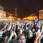 Mieszkańcy trzymają ręce w górze na koncercie