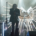 Wokalista Michał Szpak występuje na scenie