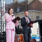 Prowadzący Urszula Boublej i Grzegorz Pilat na scenie