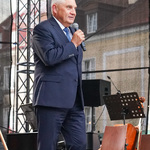 Prezydent Tadeusz Truskolaski przemawia ze sceny do mieszkańców