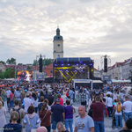 Widok na publiczność i scenę, na której występują polscy wokaliści i gra orkiestra