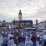 Widok na publiczność i scenę, na której występują polscy wokaliści i gra orkiestra