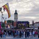Mieszkańcy na koncercie, w tle: Ratusz i scena