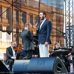 Wokalista Sławek Uniatowski stoi na scenie
