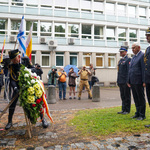 Strażnicy miejscy i prezydent Tadeusz Truskolaski stoją przy pomniku