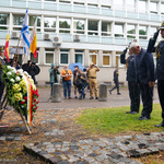 Prezydent Tadeusz Truskolaski oddaje hołd przy pomniku