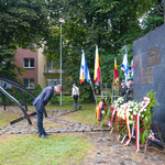 Przedstawiciel Ambasady Niemiec w Warszawie Lorenz Barth oddaje hołd przy pomniku