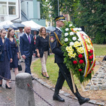 Delegacja radnych - Jowita Chudzik. Ksenia Juchimowicz, przewodniczący Łukasz Prokorym, Katarzyna Jamróz - idą złożyć kwiaty przy pomniku