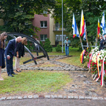Delegacja radnych oddaje hołd przy pomniku. Jej skład to: Jowita Chudzik, Ksenia Juchimowicz, przewodniczący Łukasz Prokorym i Katarzyna Jamróz