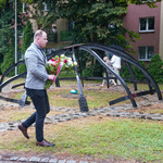 Marcin Piętka w imieniu posła Krzysztofa Truskolaskiego idzie złożyć kwiaty przy pomniku