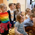 Dzieci oglądają artystyczne występy