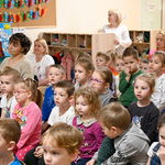Duża grupa dzieci ogląda artystyczny występ w przedszkolu