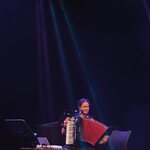 Karolina Cicha gra na akordeonie na scenie