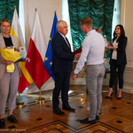Prezydent Tadeusz Truskolaski gratuluje nagrodzonemu sportowcowi