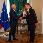Prezydent Tadeusz Truskolaski gratuluje sportowcowi