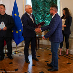 Prezydent Tadeusz Truskolaski gratuluje nagrodzonemu mężczyźnie