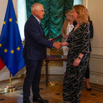 Prezydent Tadeusz Truskolaski gratuluje nagrodzonej kobiecie