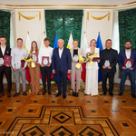 Wspólne zdjęcie nagrodzonych sportowców, prezydenta Tadeusza Truskolaskiego i jego zastępcy Rafała Rudnickiego