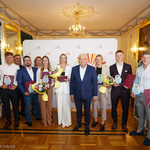 Prezydent Tadeusz Truskolaski i sportowcy na wspólnym zdjęciu