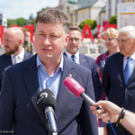 Uczestnik spotkania przemawia na otwarciu wystawy urbanistycznej