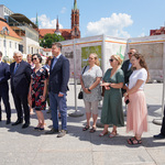 Uczestnicy otwarcia wystawy urbanistycznej na Rynku Kościuszki