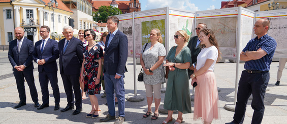 Uczestnicy otwarcia wystawy urbanistycznej na Rynku Kościuszki