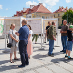 Uczestnicy wydarzenia oglądają wystawę urbanistyczną