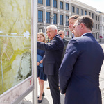 Prezydent Tadeusz Truskolaski i uczestnicy oglądają wystawę urbanistyczną