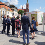 Uczestnicy oglądają plansze urbanistyczne