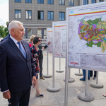 Prezydent Tadeusz Truskolaski patrzy na planszę z mapą Białegostoku