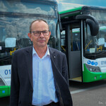 Zastępca prezydenta Zbigniew Nikitorowicz stoi przy nowych autobusach elektrycznych