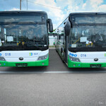 Dwa nowe autobusy elektryczne stoją w zajezdni