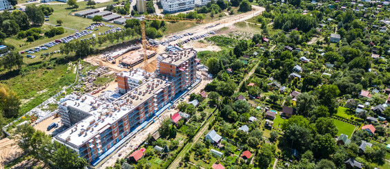 Plac budowy bloków mieszkalnych w Białymstoku. Widok z drona