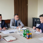 Zastępcy prezydenta Przemysław Tuchliński i Rafał Rudnicki rozmawiają z polskim dyplomatą Ryszardem Schnepfem